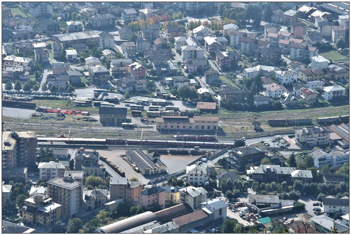 Nicht aus dem Flugzeug sondern von der Terrasse der Osteria Roncaiola habe ich diese Aufnahme des Bahnhofs Tirano gemacht. Soeben fährt BerninaExpress 951 ein während zwei ABe 4/4 III auf den nächsten Zug warten. (14.10.2018)