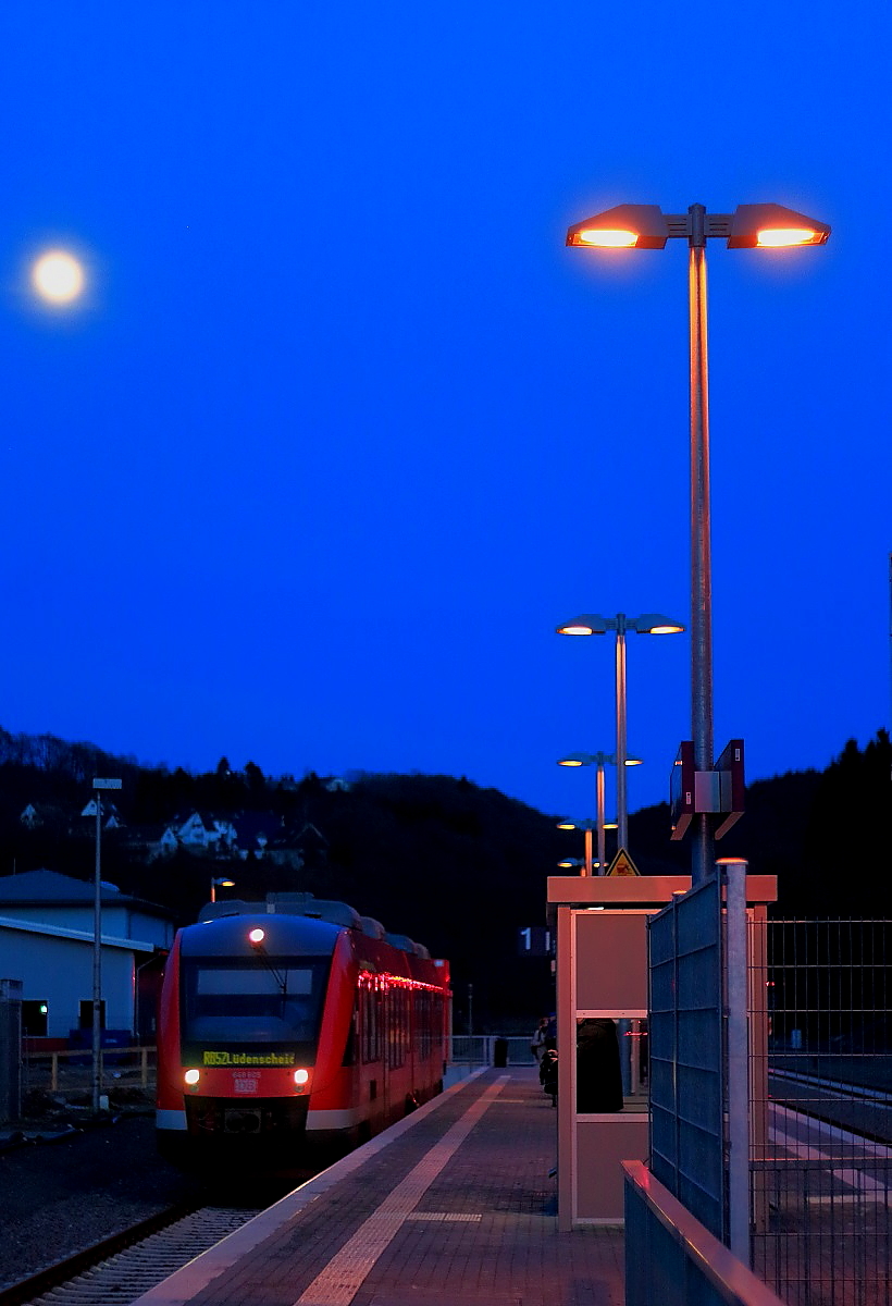 Nicht der aus dem Lied bekannte Mond von Wanne-Eickel, sondern der von Brügge scheint am 11.03.2017 auf den 648 605, der dort auf die Abfahrt nach Lüdenscheid wartet