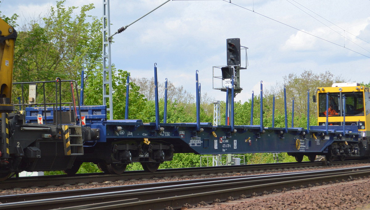 Nicht außerhalb von Deutschland einsetzbarer Drehgestell-Flachwagen vom Einsteller On Rail GmbH mit der Nr. 83 RIV 80 D-ORME 473 6 139-2 Sfnps 173-6 zwischen zwei BAMOWAG der DB Netz Instandhaltung gehakt am 27.04.18 Berlin-Wuhlheide.