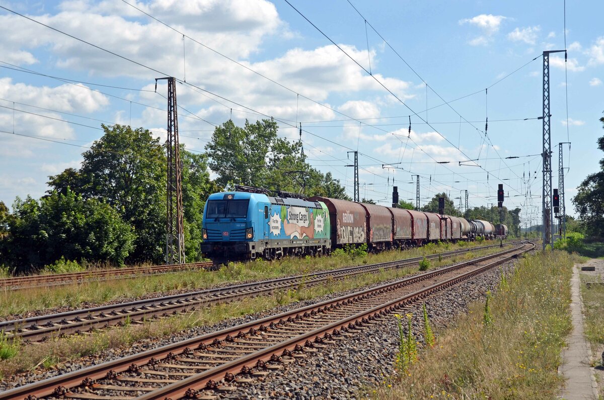 Nicht besonders viel Kraft musste 193 368 für seinen gemischten Güterzug aufbringen, als er am 14.08.21 durch Saarmund Richtung Seddin rollte.