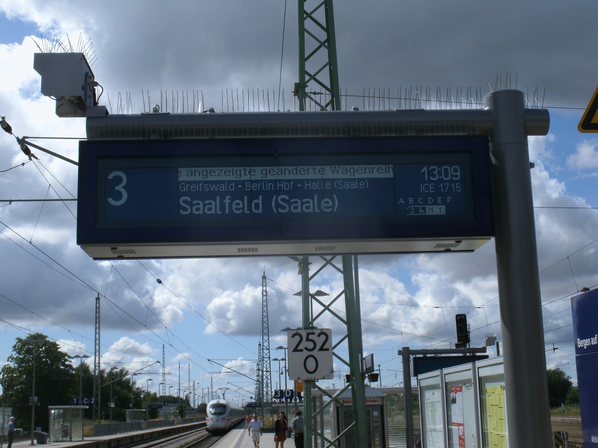 Nicht bis Mnchen fuhr der noch zuerkennende,ausfahrende ICE 1715 aus Binz,am 24.August 2013,bereits in Saalfeld war Endstation.Zugzielanzeiger in Bergen/Rgen.