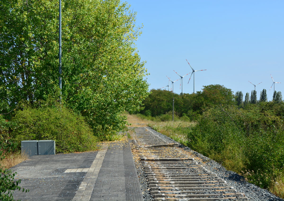 Nicht einmal 5 Jahre war der neue Haltepunkt Reinstedt in Betrieb ehe die Strecke Ende 2004 stillgelegt wurde. Man hatte ihn näher an den Ortskern verlegt.

Reinstedt 01.08.2018