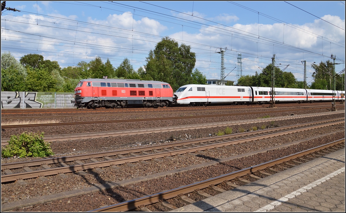 Nicht der einzige kaputte ICE an diesem Tag, 218 812-6 als Abschlepplok vor ICE Tz 169 Worms. Hamburg-Harburg, Juli 2015.