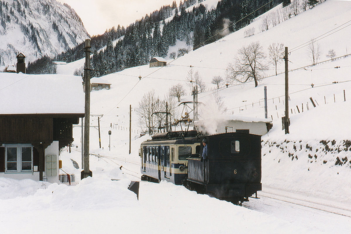 Nicht erkennbarer MOB Triebwagen der Serie 3000 anlässlich einer Überfuhr der BC G 3/3 6, ehemals BAM, von der GFM zurück zur BC.
Die Aufnahme ist im Dezember 1993 in Allières bei einem Zwischenhalt entstanden.
Foto: Walter Ruetsch