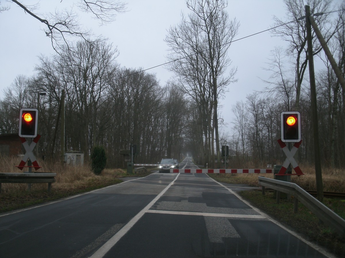 Nicht extra aus dem Auto brauchte ich steigen,als ich den für eine Zugfahrt,geschlossenen Bahnübergang von Pastitz(Strecke Bergen/Rügen-Lauterbach Mole)am 11.Januar 2014 fotografierte.
