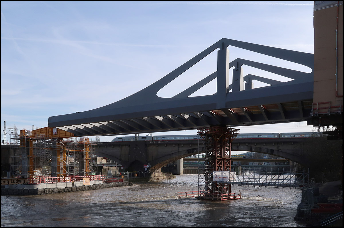 Nicht für den ICE -

ist die hier immer weiter über den Neckar geschobene neue Bahnbrücke bei Stuttgart-Bad Cannstatt. Der ICE wird später den Neckar bei Wendlingen auf der NBS Stuttgart - Ulm queren.

Auf der weiteren Brücke im Hintergrund hat sich noch ein Stadtbahnzug ins Bild gemogelt. 

24.01.2018 (M)