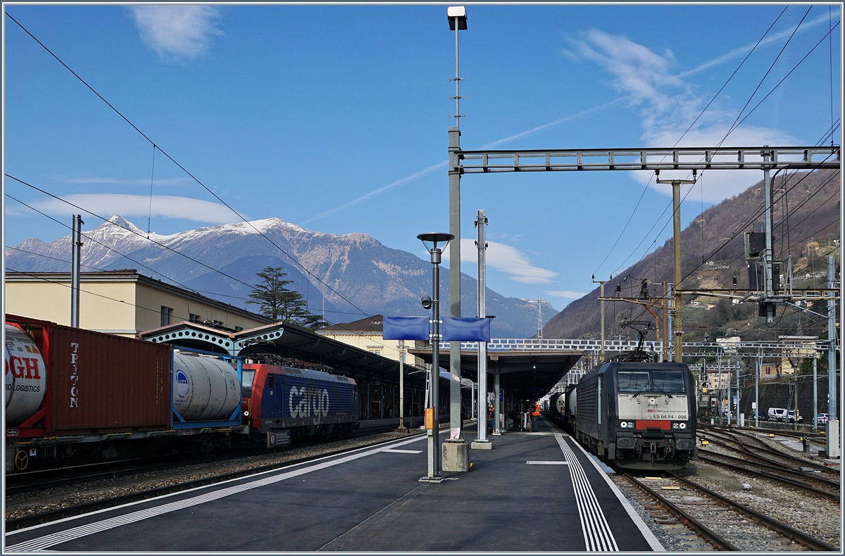 Nicht ganz günstig präsentierten sich die SBB Re 474 003 und ES 64 F4 096 mit Güterzügen von und nach Luino in Bellinzona, aber wenn schon einmal zwei  Re 474  und erst noch in verschiedenen Lackierungen zu sehen sind, konnte ich es nicht verkneifen abzudrücken.
15. März 2017