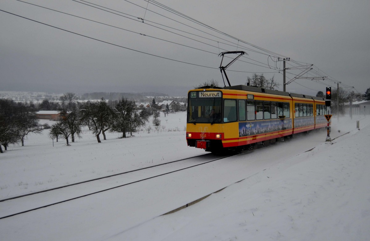 Nicht ganz pünktlich (Weiche 12W01 in Langensteinbach wollte sich mit dem ganzen weißen Zeug nicht so recht anfreunden) passierte Tw 564 am 29.12.2014 das Einfahrsignal des Bahnhofes Ittersbach. Er war als S 20025 (RITBR - RKNEK) unterwegs. 