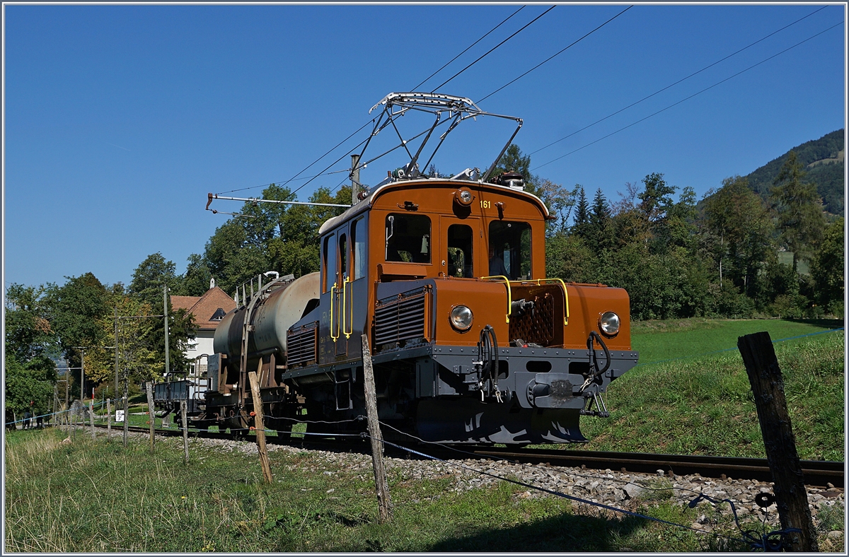 Nicht ganz so imposant wie die X rot aber wunderschön hergerichtet zeigt sich die RhB Bernina Bahn Gastlok Ge 2/2 161 mit einem Güterzug auf dem Weg nach Chamby bei Chaulin anlässlich des  50 Jahre Blonay Chamby - MEGA BERNINA FESTIVAL .
9. Sept. 2018
