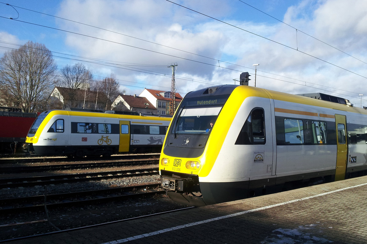 Nicht ganz so neu ist die Baden-Württemberg Landeslackierung auf den 612, schließlich gibt es sie, wie auf 612 006 noch mit 3-Löwn-Takt Beklebung. Drei andere Ulmer 612 im Landesdesign sind am 15.12.2017 schon  bewegt . Bewegt hat sich an diesem Tag aber nur 612 006 nach Aulendorf.