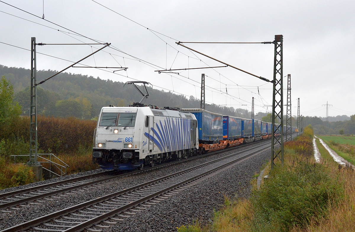 Nicht gerade bestes Fotowetter herrschte am 9.10.2020, als Lokomotion 185 661 bei Kerzell mit eimen Ganzzug aus Sattelaufliegern der Spedition Paneuropa von Bremen-Grolland nach Verona-Interterminal unterwegs war. 