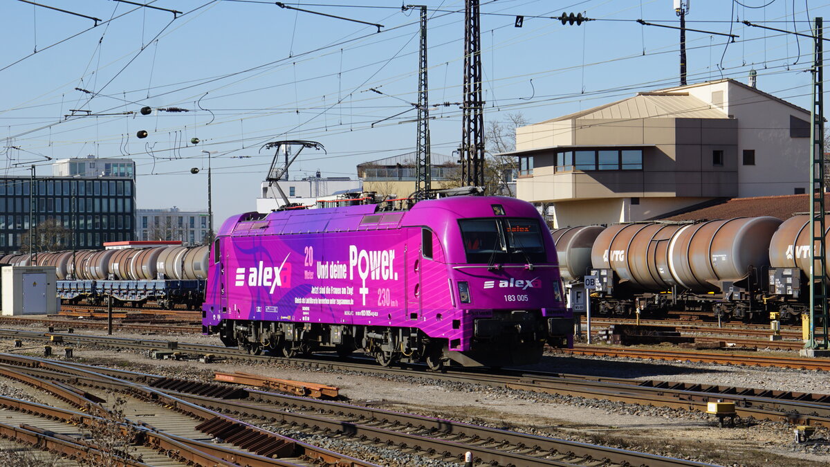 Nicht gerade dezent die Farbe. Alex 183 005 am 09.03.2022 rangiert auf dem Regensburger Hbf.