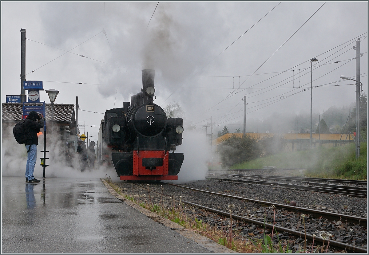 Nicht gerade fotogenes Wetter, aber dafür raucht und dampft die Blonay-Chamby Bahn G 2x 2/2 in Blonay in dieser nasskalten Umgebung wunderschön vor sich hin. 

1. Mai 2021