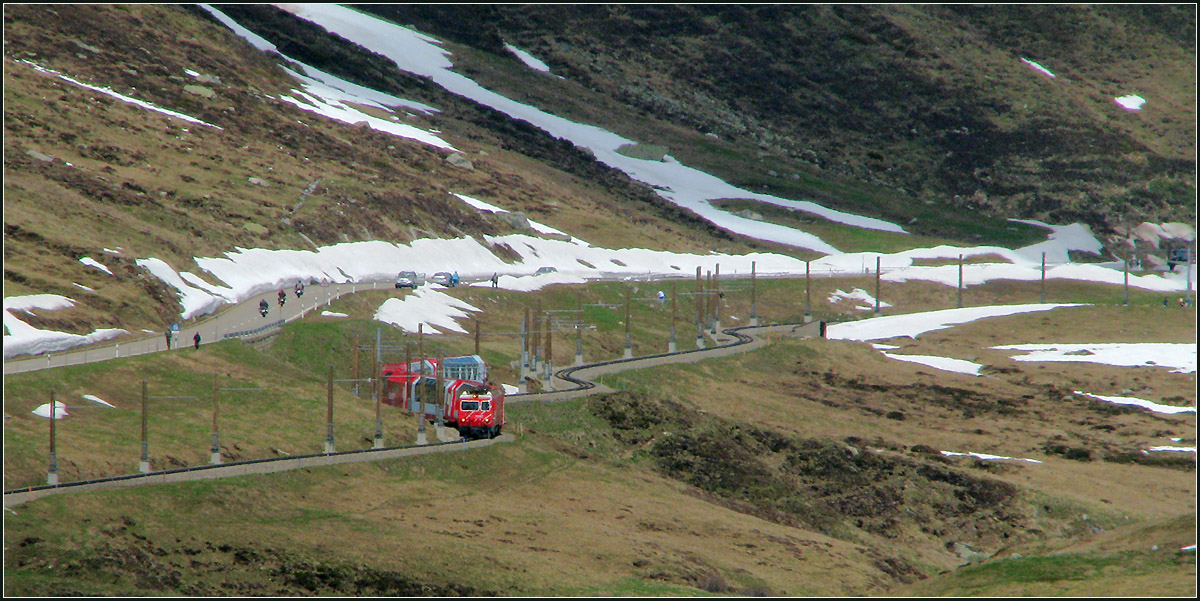 Nicht gerade eine Schnellfahrstrecke -

Aber das Reisen im Clacier-Express dient auch nicht um möglichst schnell von A nach B zu kommen, sondern ist Selbstzweck, will man doch die durchfahrene Landschaft genießen können.

Zwischen Oberalppass und Nätschen, der Zug fährt in Richtung Andermatt. 

23.05.2008 (M)