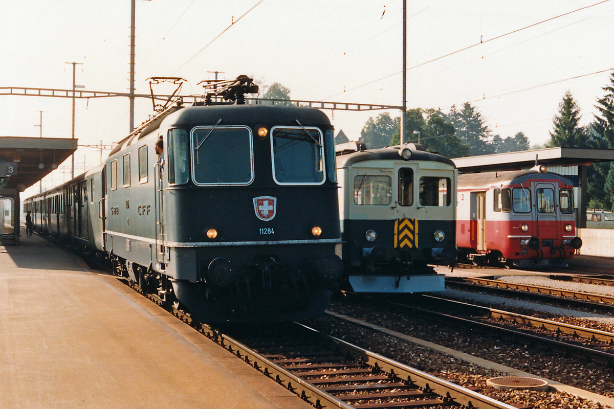 Nicht gestellte Fahrzeugparade der Wohlen-Meisterschwanden-Bahn in Wohlen im September 1987.
Foto: Walter Ruetsch  