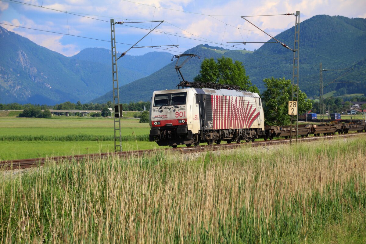 Nicht gut ausgelastet ist dieser Containerzug mit der RTC 901 am 11.06.2021 bei Bernau/KBS 951