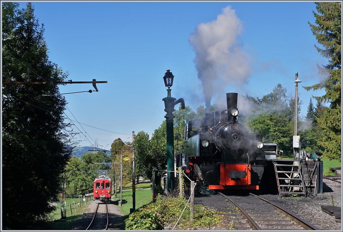 Nicht mal mehr eine Woche und dann dampft es wieder bei der Blonay-Chamby Bahn: Am 1. Mai wird die 53. Saison eröffnet. Zudem bereichern wie jede Jahr etliche elektrische Fahrzeuge das Betriebsgeschehen. 

Im Bild die G 2 2x2 105 im  BW  von Chaulin und im Hintergrund der Bernina Bahn ABe 4/4 I 35. 

29. Sept. 2019