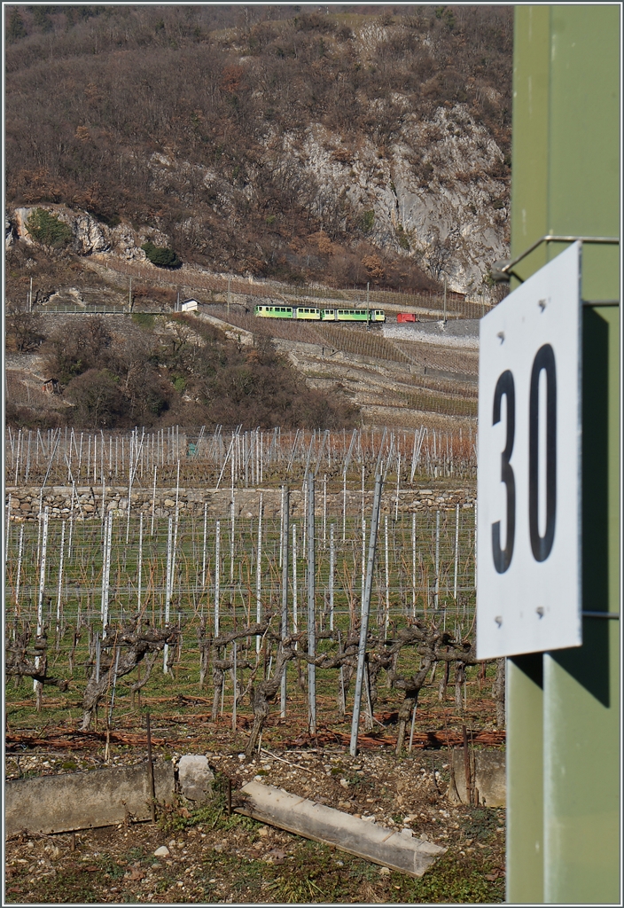 Nicht mehr als 30 km/h darf die ASD hier fahren, diese Geschwindigkeitsbeschränkung muss der bergwärts fahrende A-L BDeh 4/4 301 mit seinem Bt bei der Durchfahrt in Fontanney nicht beachten.
25. Jan. 2016