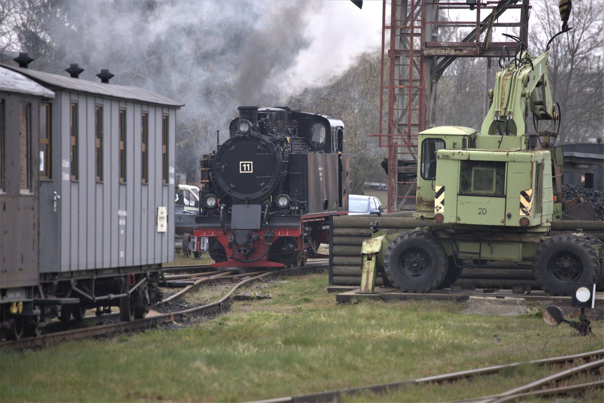 Nicht mehr am Regler stehend, ist nun ein Schnappschuß auf die Lok 11 der MBB möglich,nach dem Wassernehmen darf nun ein anderer Ehrenlokführeranwärter an den Regler. 18.04.2021 11:00 Uhr. Klostermansfeld/Benndorf.