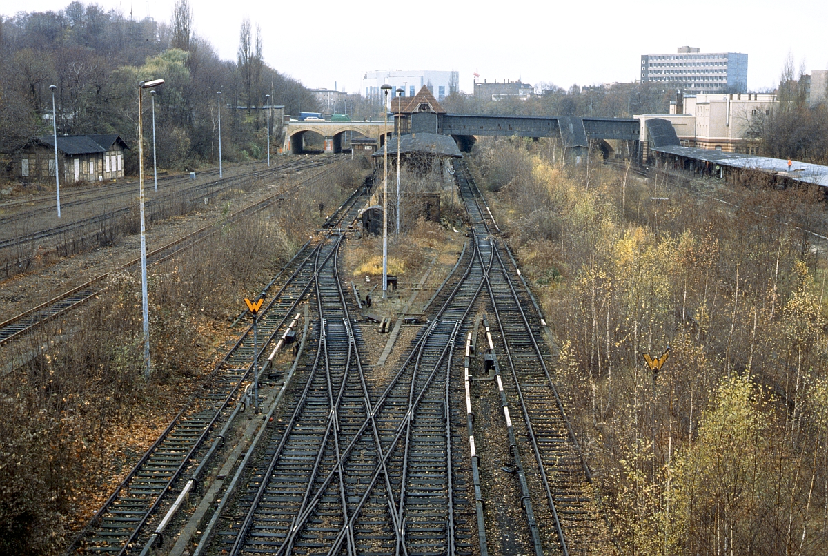 Nicht mehr benutzte S-Bahn-Wendeanlage in Berlin-Gesundbrunnen (Oktober 1988). Blick von der Brücke Swinemünder Strasse.