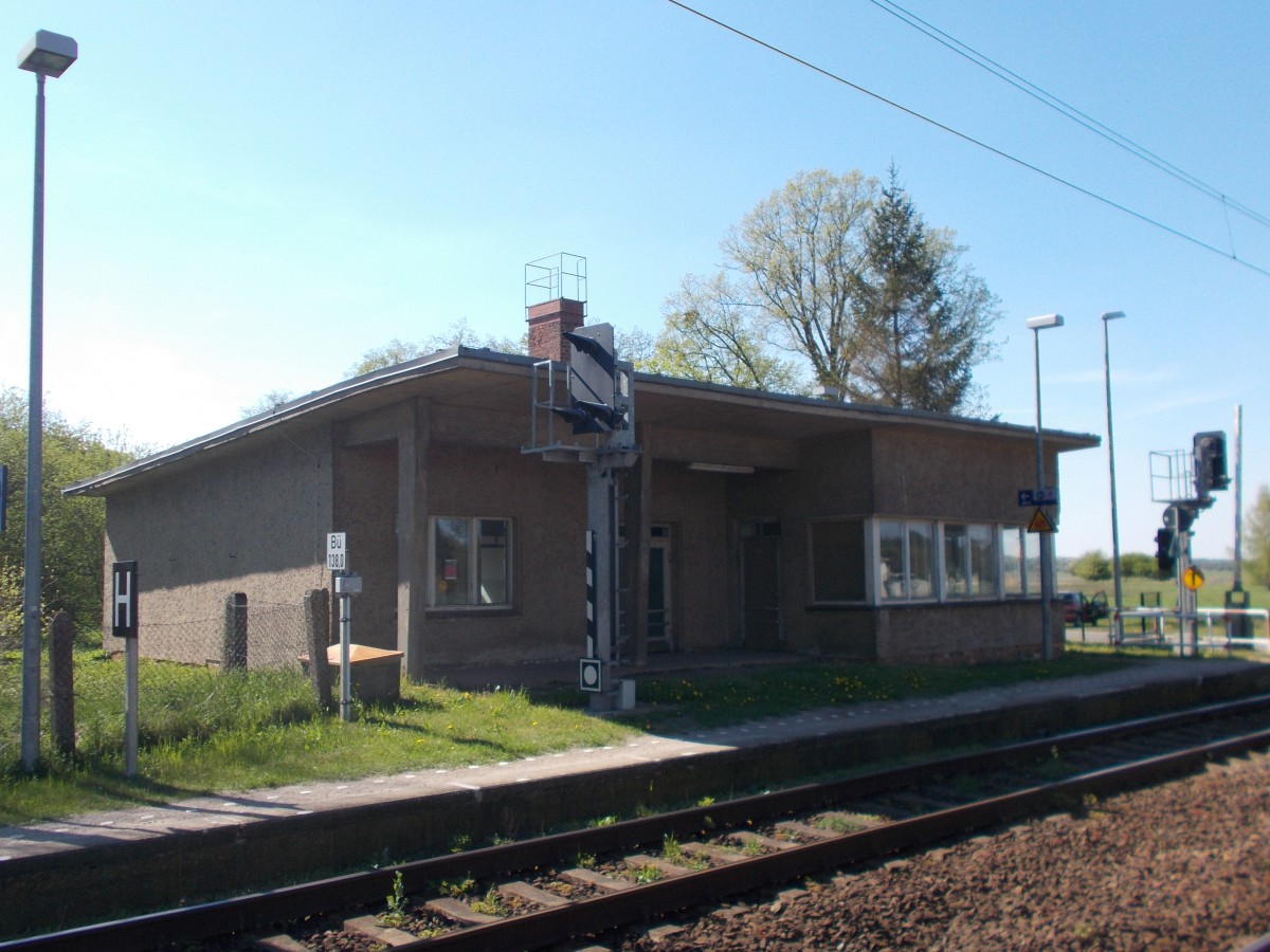 Nicht mehr besetzt das Stellwerk in Sandförde(Strecke Stralsund-Berlin)am 03.Mai 2015.