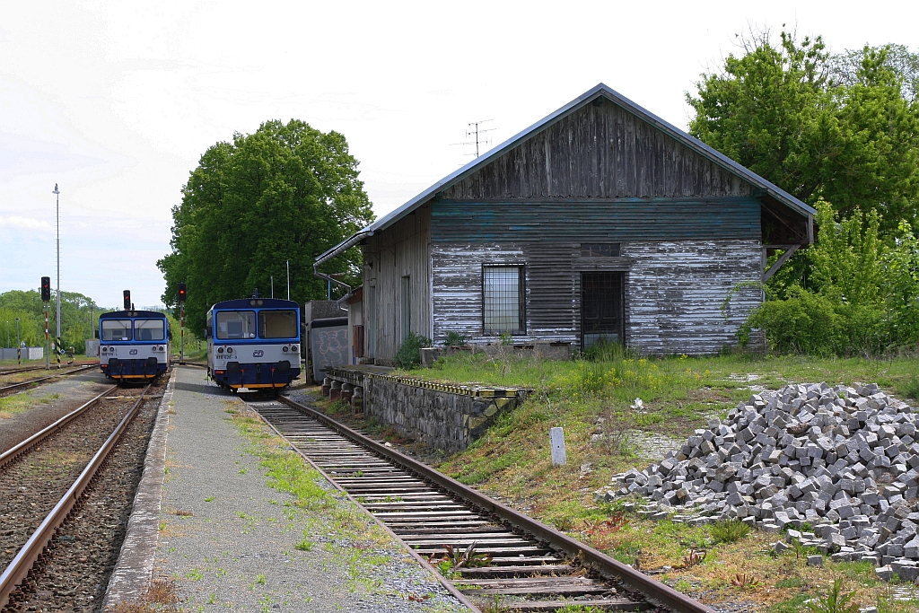 Nicht mehr in Betrieb befindlicher Güterschuppen des Bahnhof Cejc mit den Triebwagen CD 810 628-8 und 809 179-5 im Hintergrund am 11.Mai 2019.