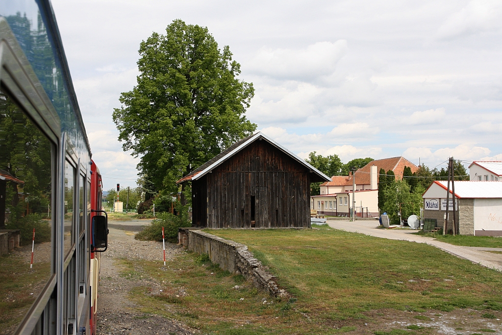 Nicht mehr in Betrieb befindlicher Güterschuppen des Bahnhof Kobyli na Morave am 11.Mai 2019.