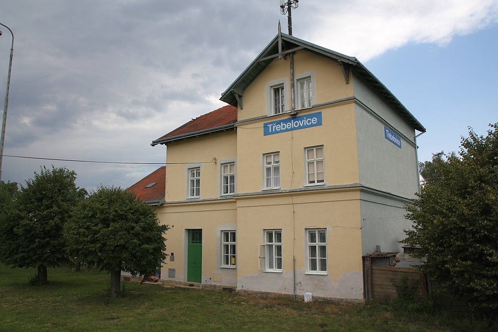 Nicht mehr im Betrieb befindliches Aufnahmsgebäude des Bf. Trebelovice am 14.Juli 2018.