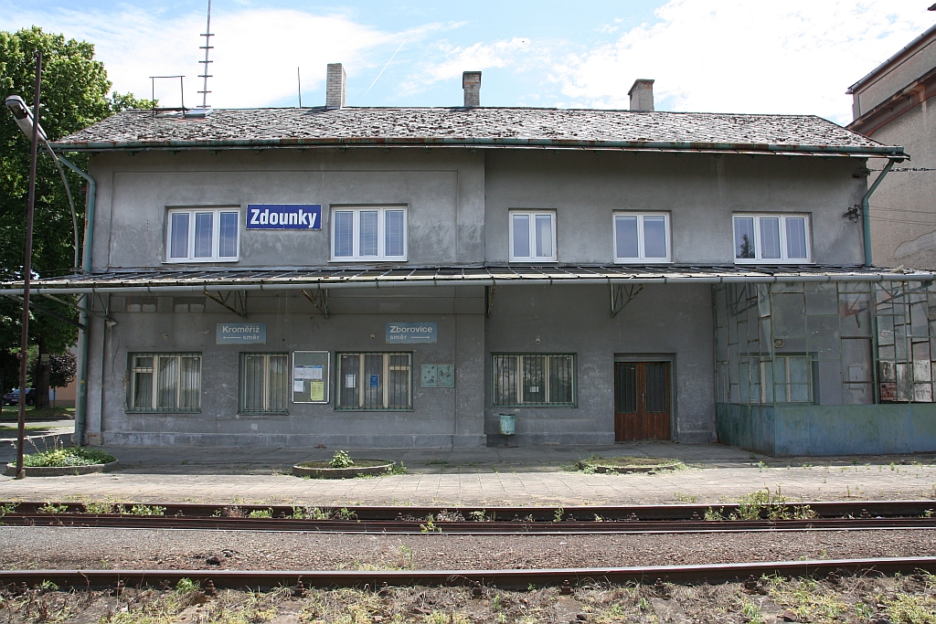 Nicht mehr im Betrieb befindliches Aufnahmsgebäude des Bahnhof Zdounky am 06.Juli 2019.