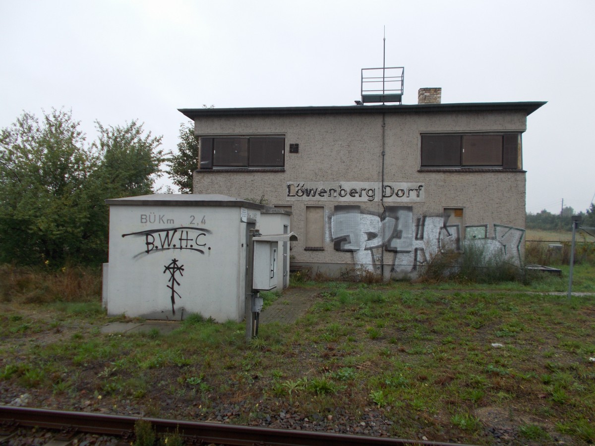 Nicht mehr genutzt wird das Stellwerk in Löwenberg Dorf.Aufgenommen am 14.September 2014.