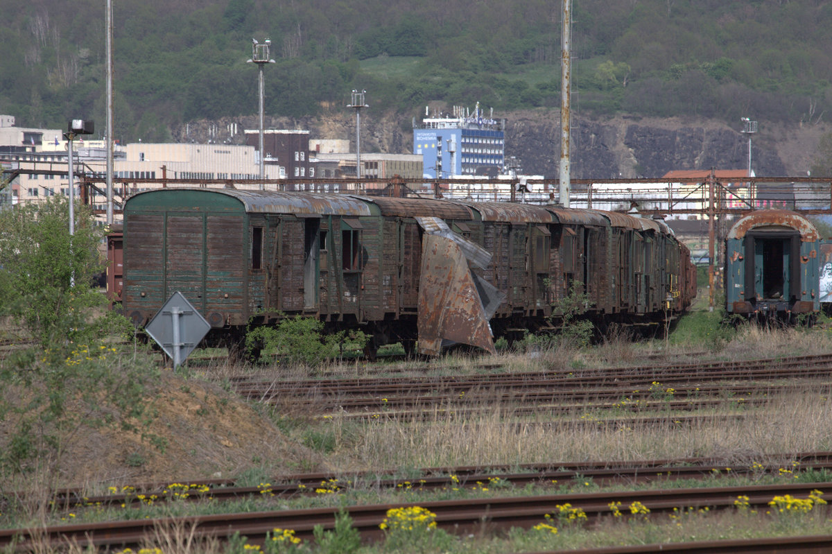 Nicht mehr genutzte, dem Verfall preisgegebene Güterzuggepäckwagen in Usti nad Labem.
26.04.2019 15:51 Uhr. Teleaufnahme.