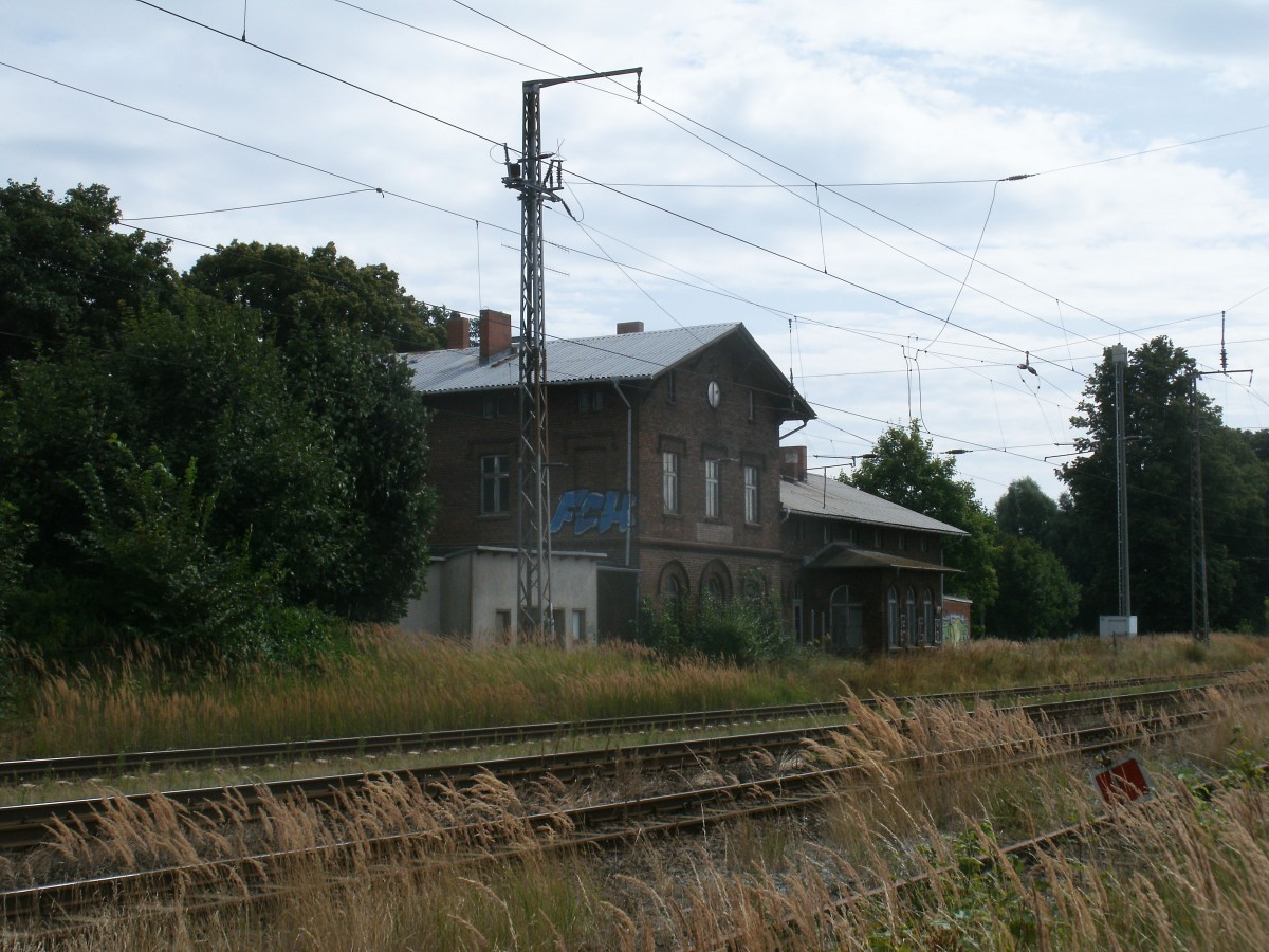 Nicht mehr genutztes Bahnhofsgebude von Miltzow an 18.August 2013.