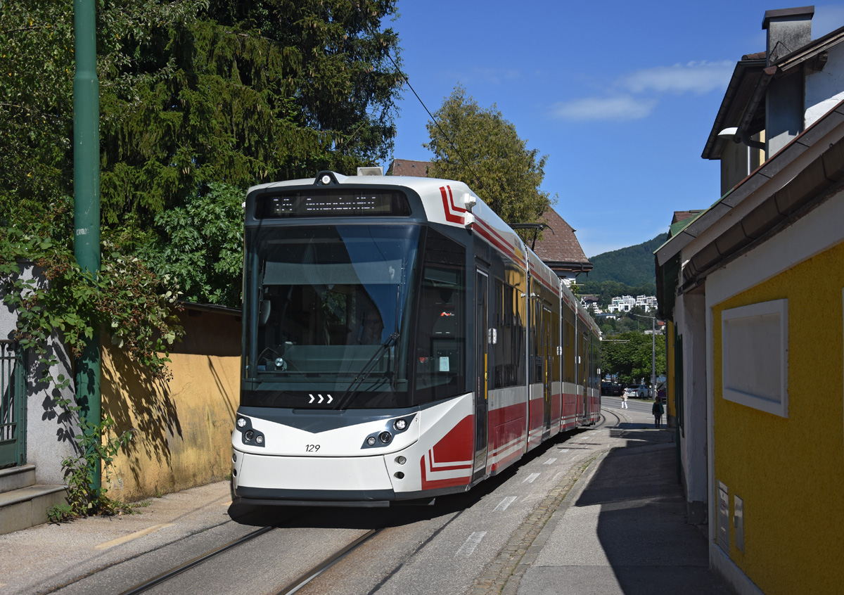Nicht mehr lange, dann ist der Tramlink 129 wieder in Vorchdorf, denn der Probebetrieb endet in der nächsten Zeit und dann sind die GM 8 - 10 nochamls für gut ein Jahr unterwegs!

Tramlink 129 in der Kuferzeile, 29.07.2017.