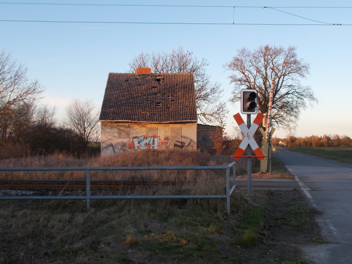 Nicht mehr lange dauern wird es,wenn auch hier eines Tages die Abrißbirne kommt und das ehemalige Postenhäuschen von Manschenhagen(Strecke Stralsund-Rostock)verschwindet.Aufnahme am 28.November 2016.