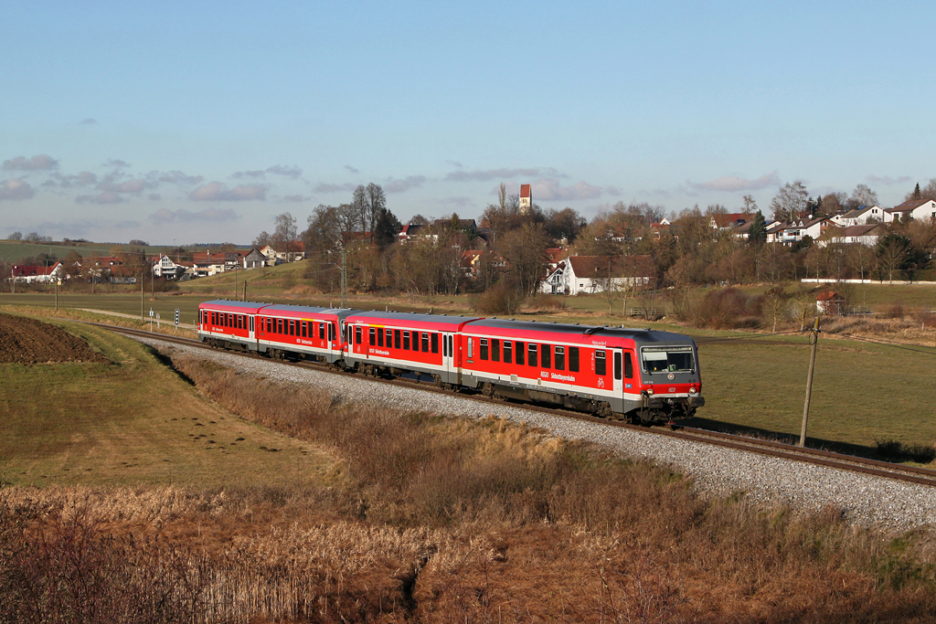 Nicht mehr lange sind auf der Strecke Dachau - Altomünster Dieseltriebwagen der Baureihe 628 im Einsatz. Ab April ist die Strecke gesperrt und wird bis November für den S-Bahn Betrieb elektrifiziert und modernisiert. Danach sollen hier Triebwagen der Baureihe 420 verkehren. 
628 626 und 628 577 sind am 30.12.2013 auf der Fahrt von Altomünster nach Dachau, aufgenommen bei Kleinberghofen.
