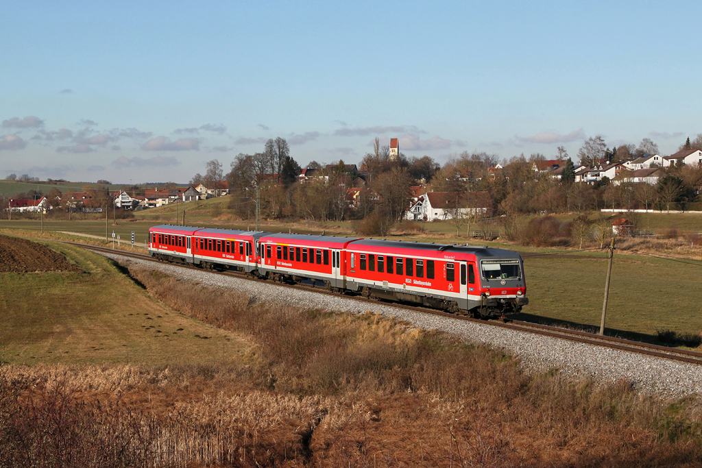 Nicht mehr lange sind auf der Strecke Dachau - Altomünster Dieseltriebwagen der Baureihe 628 im Einsatz. Ab April ist die Strecke gesperrt und wird bis November für den S-Bahn Betrieb elektrifiziert und modernisiert. Danach sollen hier Triebwagen der Baureihe 420 verkehren. 
628 626 und 628 577 sind am 30.12.2013 auf der Fahrt von Altomünster nach Dachau, aufgenommen bei Kleinberghofen.
