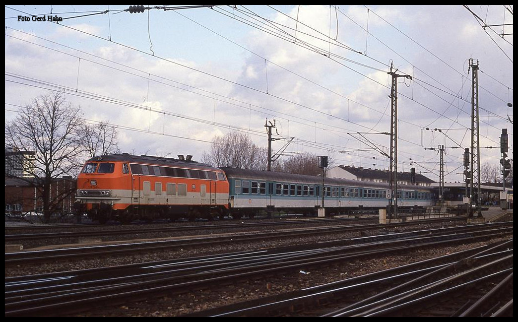 Nicht mehr im reinen City Bahn Look verkehrte 218144 am 25.3.1993, als sie mit ihrem Türkis grauen Wagenpark aus Gummersbach kommend um 14.42 Uhr in Köln Deutz unterwegs war.