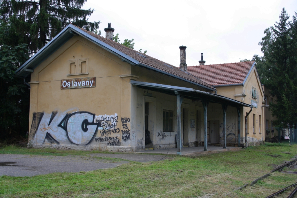 Nicht mehr in Verwendung befindliche Aufnahmsgebäude des Bahnhof Oslavany am 07.September 2019.