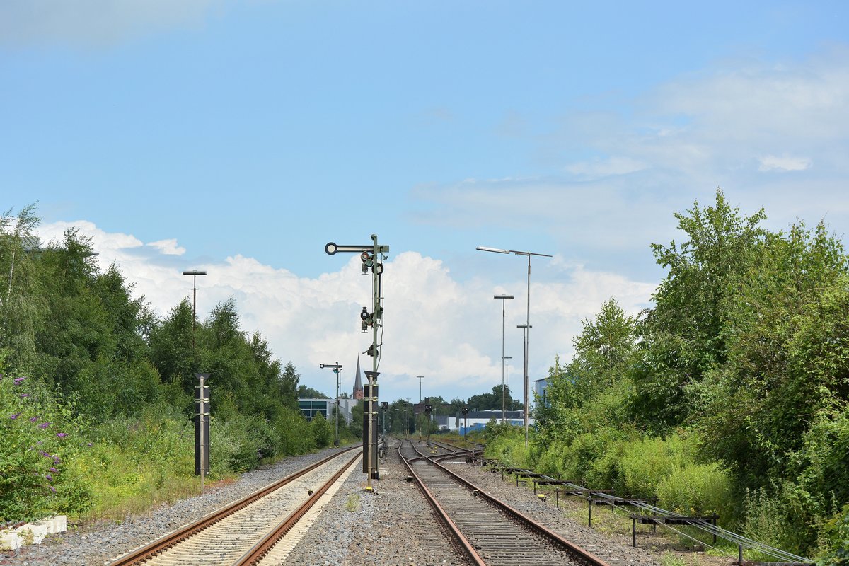 Nicht mehr viel ist vom einstigen Bahnhof Bocholt übrig. Links ist das Gleis zum Bahnsteig während rechts noch ein paar wenige Gütergleise für die Anschlüsse erhalten blieben.

Bocholt 02.07.2016