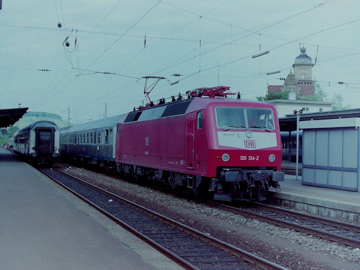 Nicht nur von Aachen aus fuhren 120ziger im Nahverkehrseinsatz, wie hier Rudolf Pavel mit diesem Bild aus Heilbronn beweisst. Er machte das Foto am 24.5.1996 vom Planzug mit den Silberlingen. 
