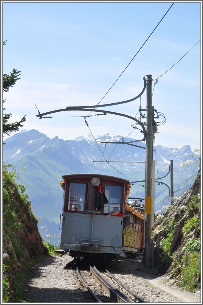 Nicht nur bei der ASD gibt's noch hlzerne Fahrleitungsmasten, sondern auch bei der SPB. (06.07.2013)