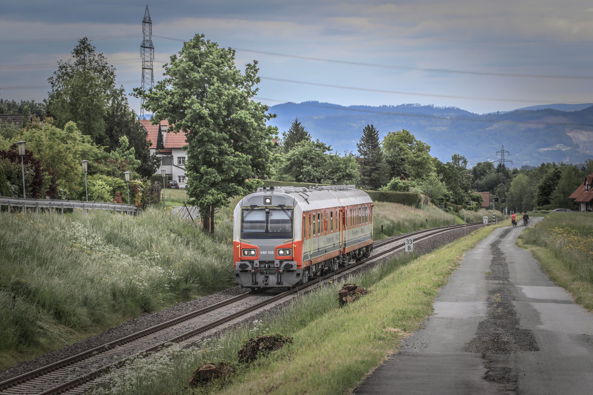 Nicht nur bei Fotografen zieht der Ultraschallmesszug Blicke auf sich. 
Kresbach am 22.05.2019