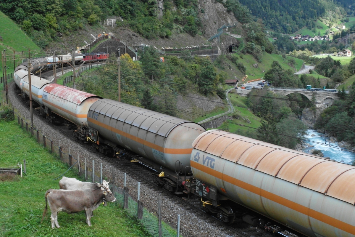 Nicht nur der Fotograf schaut auf den talwärts fahrenden Gaskesselwagenzug. Meitschligen, 01.10.2015.