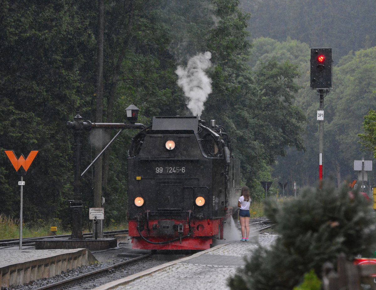 Nicht nur für Jungs sind Dampfloks interessant. Dieses Mädel ließ sich vom Regen nicht abhalten die 99 7245-6 beim Wasserfassen zu beobachten während alle anderen Unterstand suchten.

Drei Annen Hohne 22.07.2016