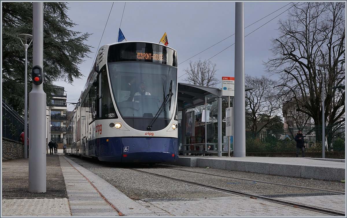 Nicht nur der Léman-Express hat seinen Schienenweg nach Annemasse gefunden, sondern auch das Genfer Tram fährt nach 61 Jahren wieder über die Grenze bis nach Annemasse. Im Bild der tpg Tango 1821 beim Wenden für die Rückfahrt nach Lancy Pont Rouge (Fahrtrichtungswechsel) in der Endhaltestelle Annemasse Parc Montessuit.

15. Dez. 2019
