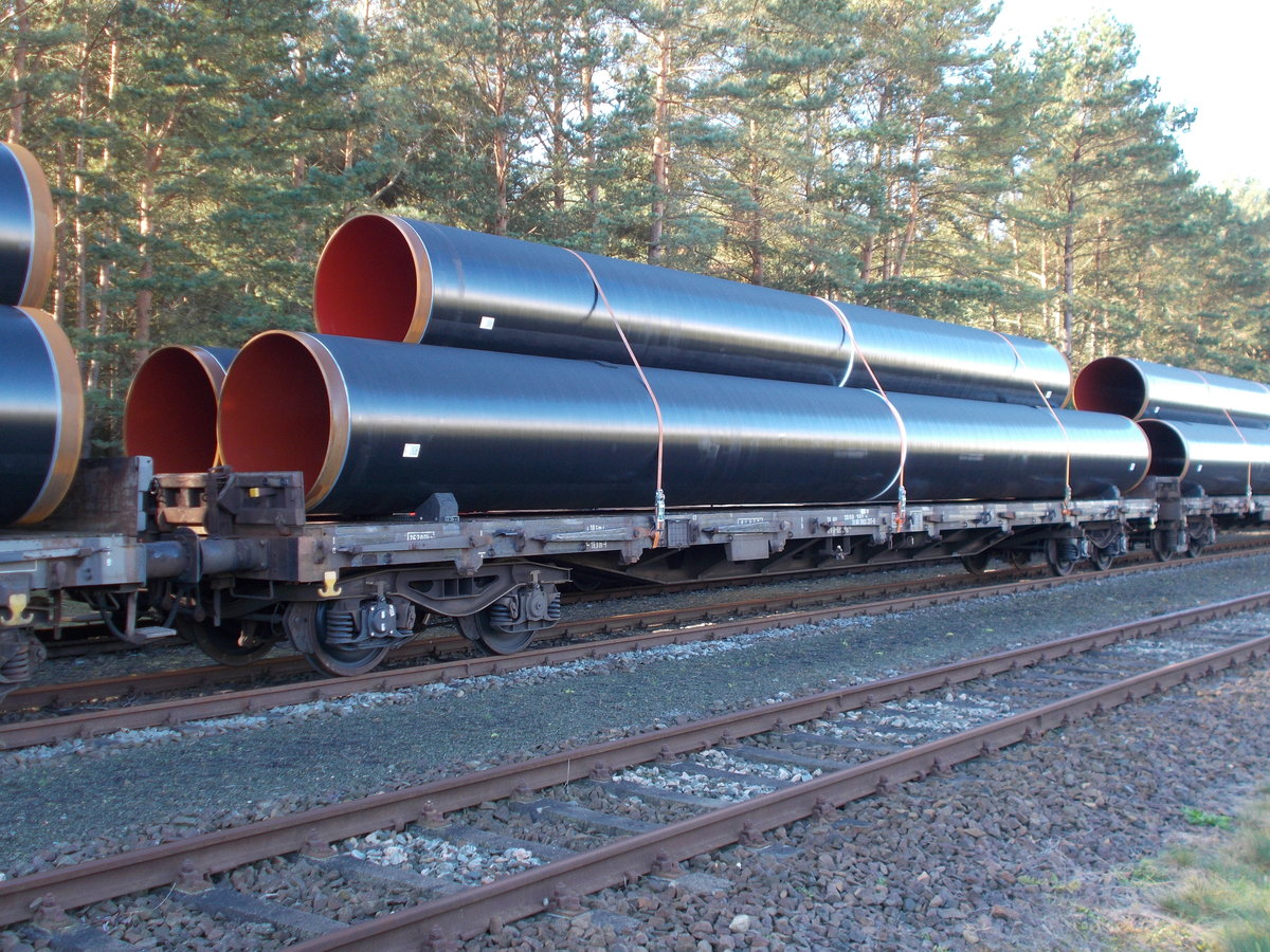 Nicht nur in Mukran trifft man die Züge mit Rohre für die zweite Gasleitung durch die Ostsee.Am 09.Oktober 2017 fotografierte ich einen noch mit Rohren beladenen Rs in Lubmin Werkbahnhof.