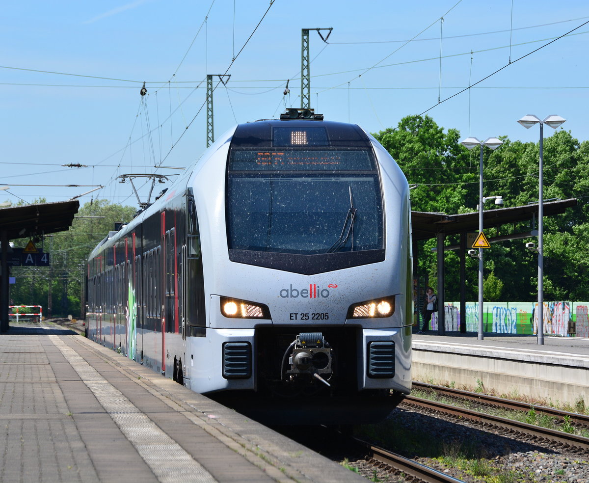 Nicht nur die Sonne strahlte am 17.5.17 in Viersen auch die Fernlichter des ET25 2205. Vielen Dank für den Lichtgruß ;D

Viersen 17.05.2017