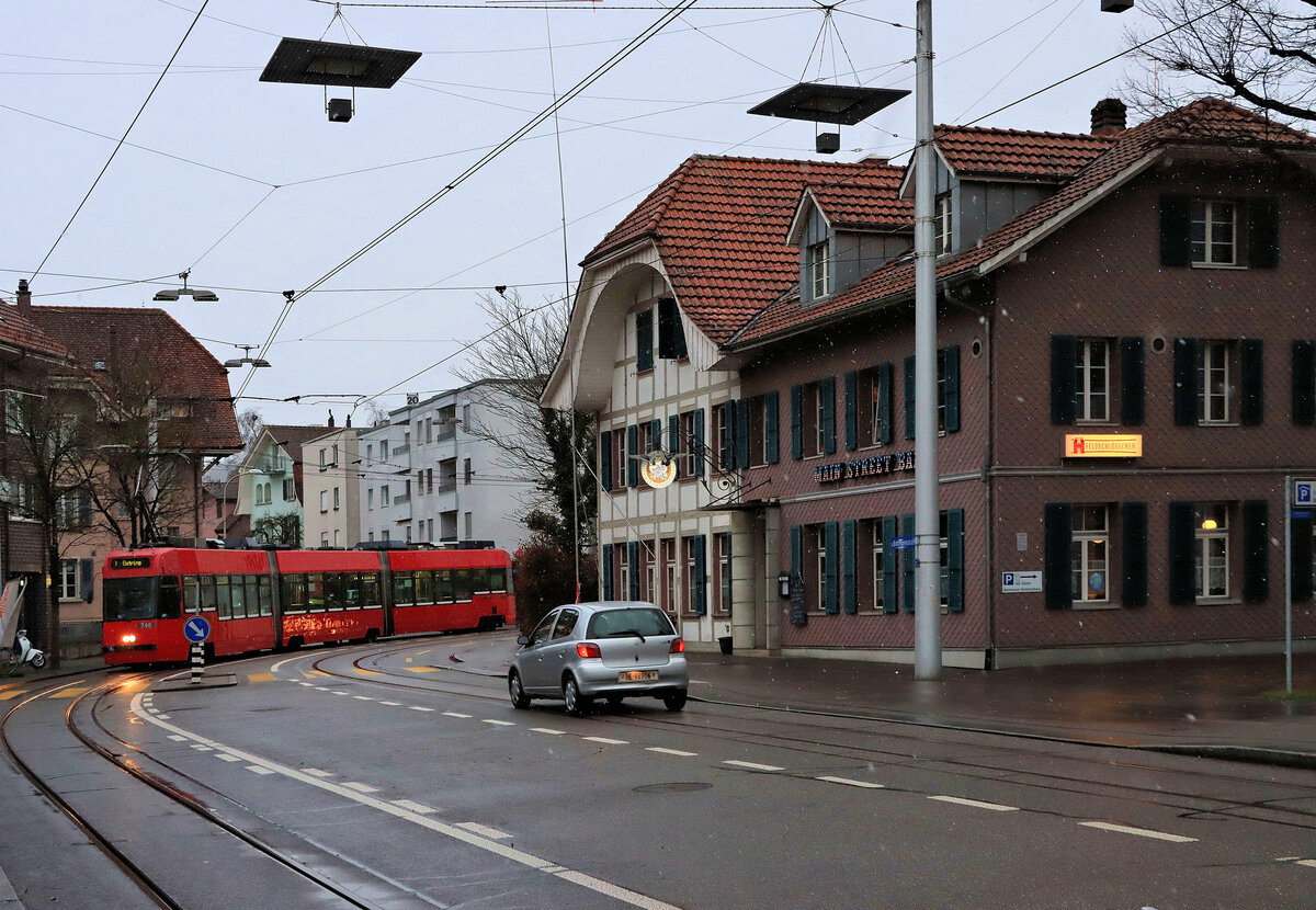 Nicht nur verschwinden die alten Kneipen, die seit weit über 100 Jahren allerlei erlebt haben (die Profile für die Moderne sind bereits gesteckt), sondern auch die Tage der aus dem Jahr 1990 stammenden Vevey-Teilniederflurtrams sind gezählt. Hier fährt Wagen 740 von Bümpliz kommend im Bachmätteli ein. An einem trüben 2.Dezember 2021 