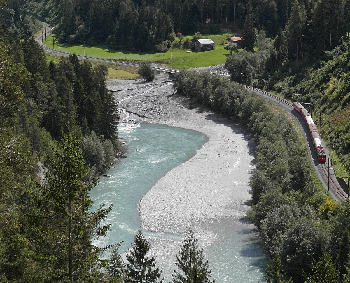 Nicht nur der Vorderrhein sondern auch die Bahnlinie schlngelt sich durch die Ruinaulta. RE 1228 von Scuol-Tarasp nach Disentis-Mustr erreicht kurz nach dem nchsten Bogen die Station Valendas-Sagogn (24.08.2014).