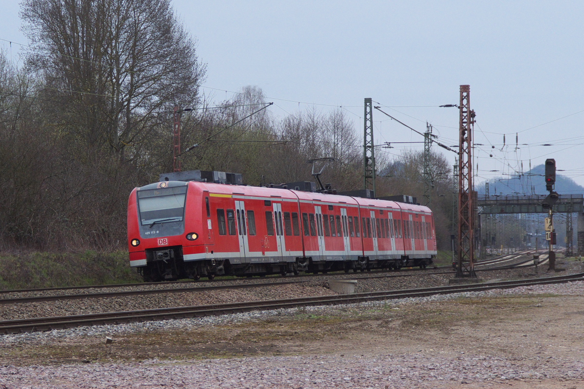 Nicht oft vertreten ist 425 113 hier bei BB. Daher stelle ich ihn mal ein. Der baden-Württemberger 425 113 macht sich im Saarland, an der Mosel und in der Pfalz nützlich. RB Kaiserslautern - Merzig Saar bei Bous am 24.03.2016